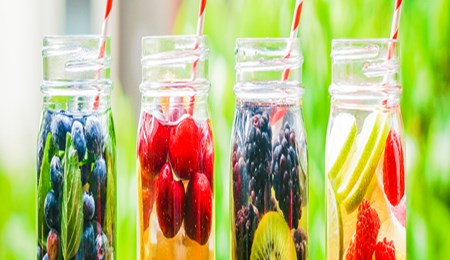 Geef smaak aan uw water met kruiden en fruit