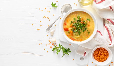 Recept: pittige lunchsoep met paprika en linzen