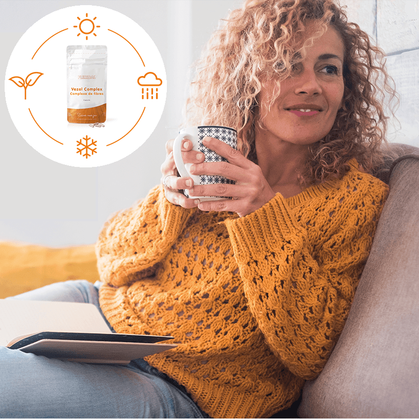 Tevreden vrouw op bank met kopje koffie en herhaalgemak logo
