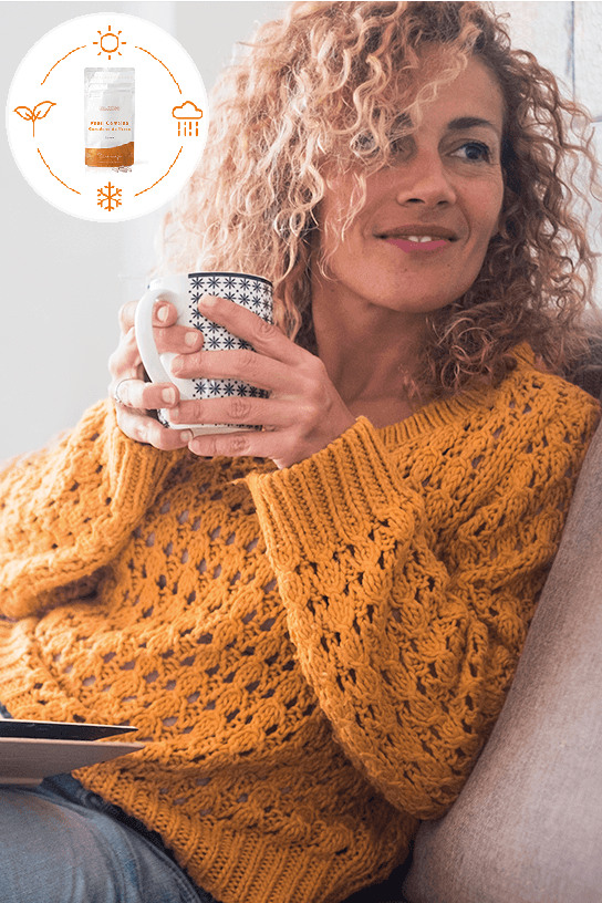 Tevreden vrouw op bank met kopje koffie en herhaalgemak logo