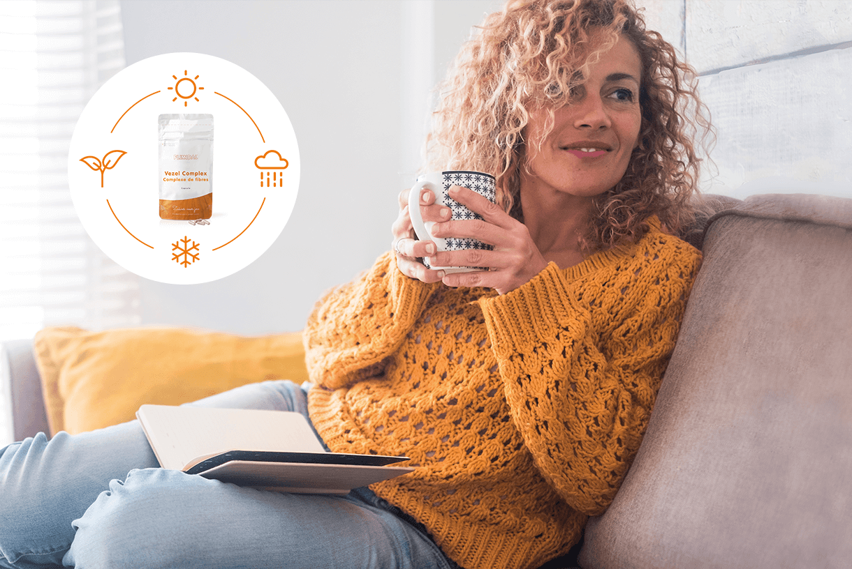 Tevreden vrouw op bank met kopje koffie en herhaalgemak logo